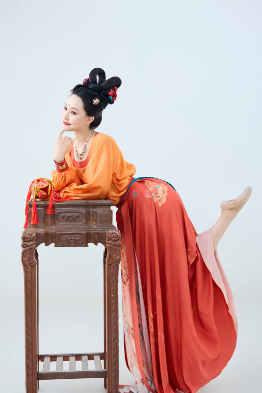 穿着古代唐朝服饰妆造表演古典舞的美丽舞者图片