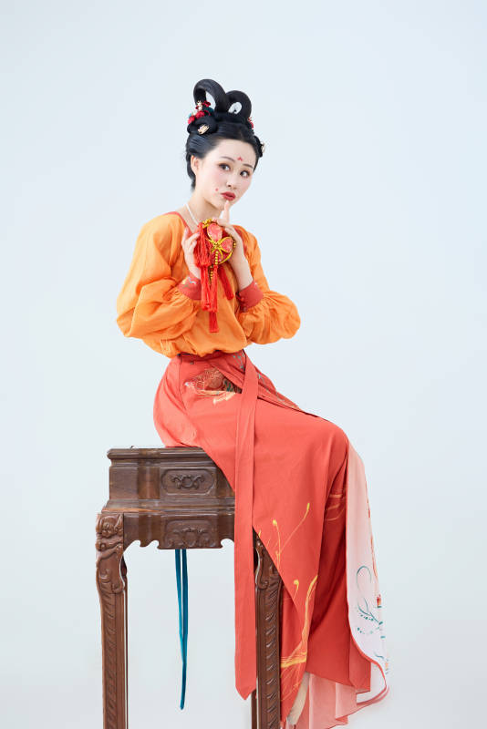 穿着古代唐朝服饰妆造表演古典舞的美丽舞者图片