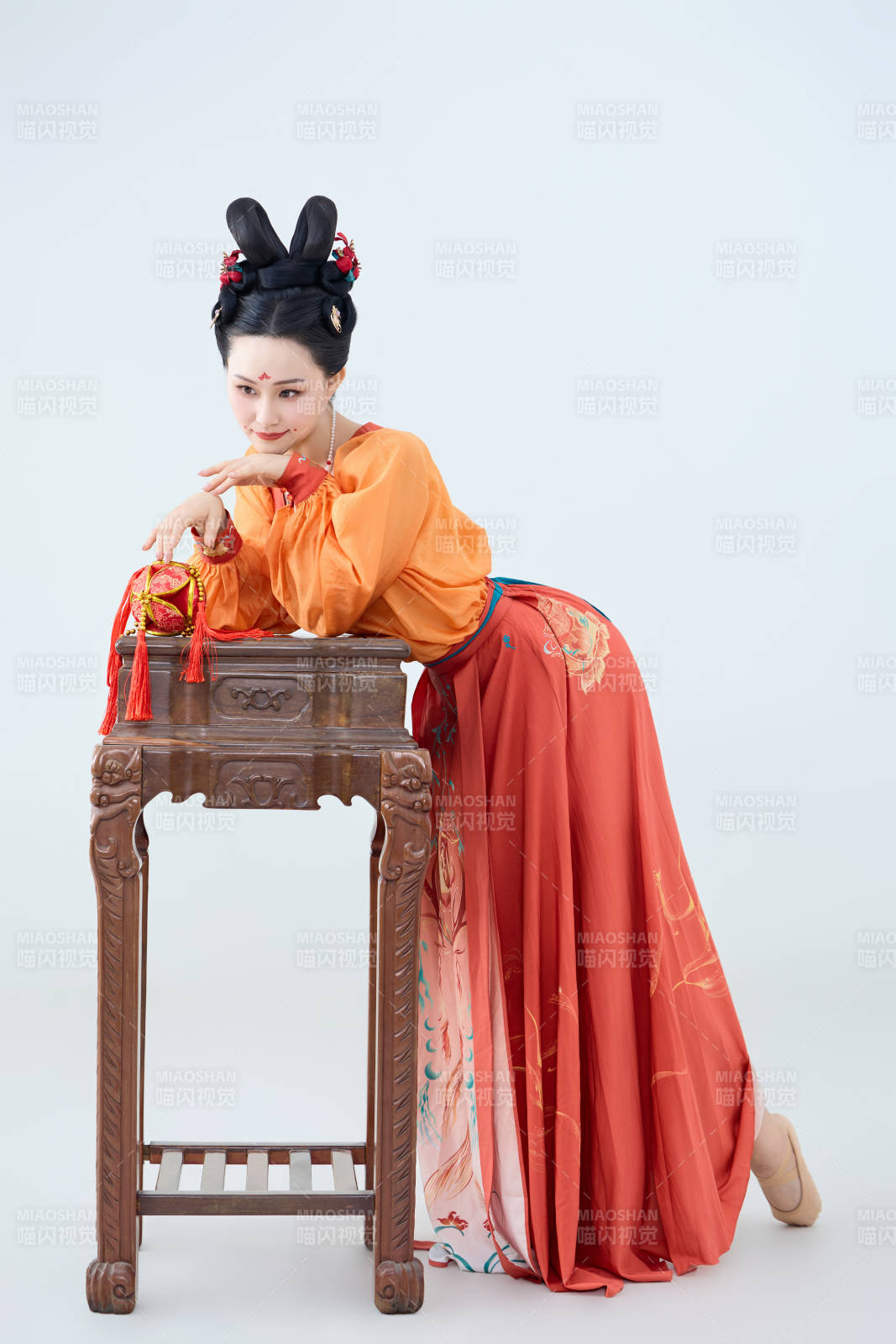 穿着古代唐朝服饰妆造表演古典舞的美丽舞者图片