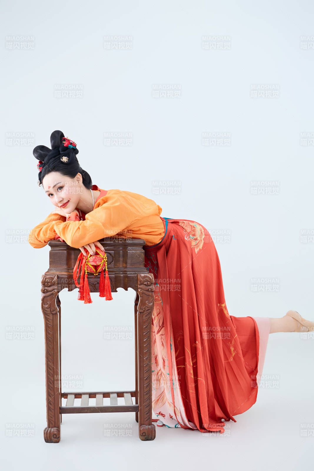 穿着古代唐朝服饰妆造表演古典舞的美丽舞者图片