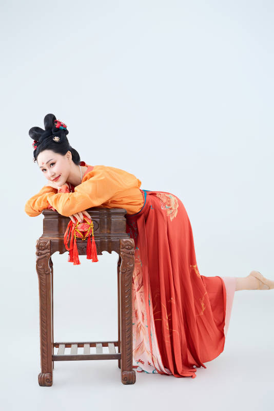 穿着古代唐朝服饰妆造表演古典舞的美丽舞者图片