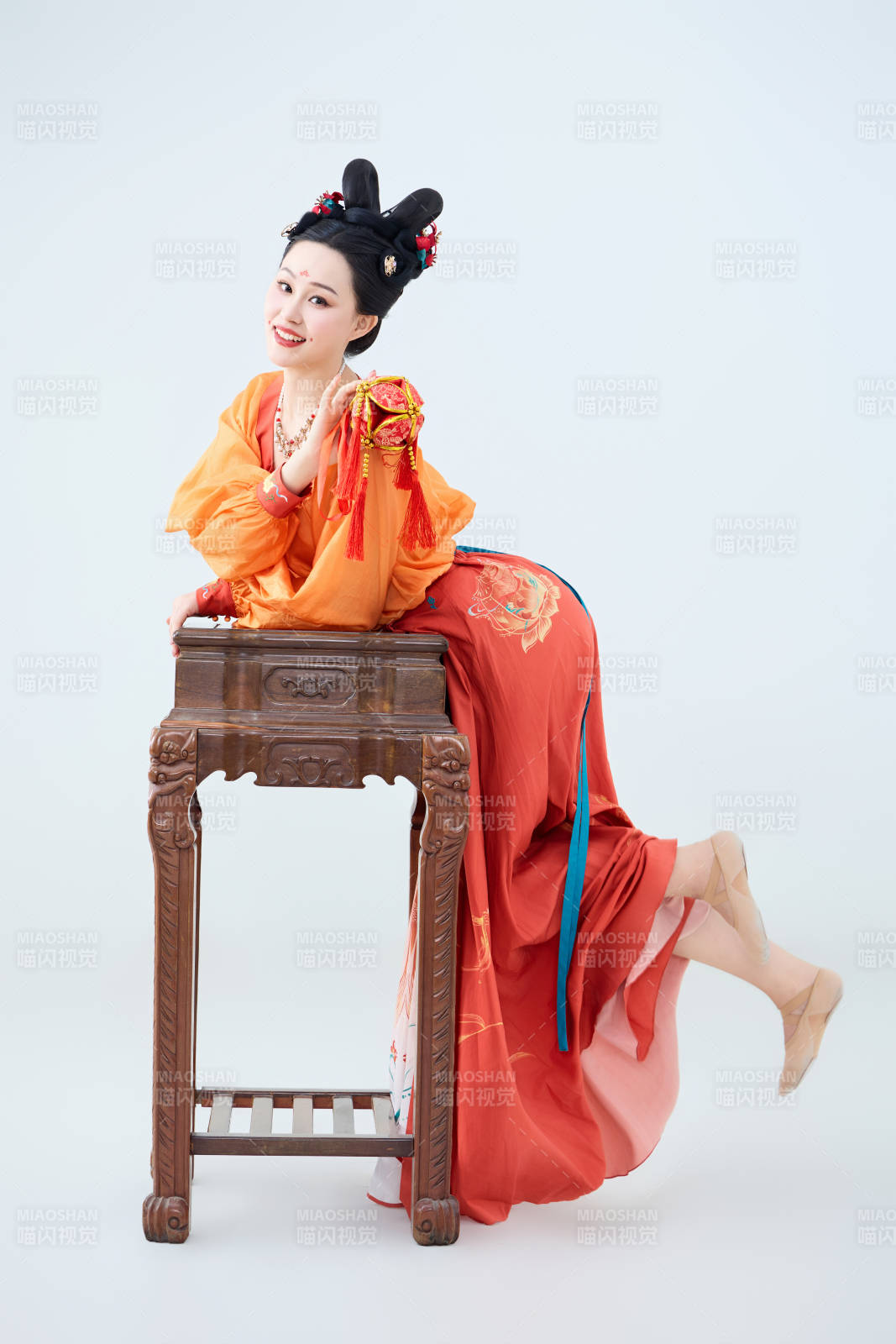 穿着古代唐朝服饰妆造表演古典舞的美丽舞者图片