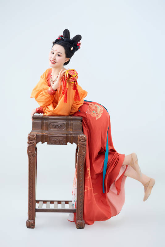 穿着古代唐朝服饰妆造表演古典舞的美丽舞者图片