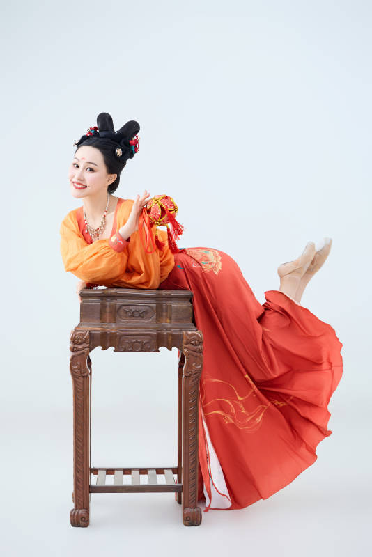 穿着古代唐朝服饰妆造表演古典舞的美丽舞者图片