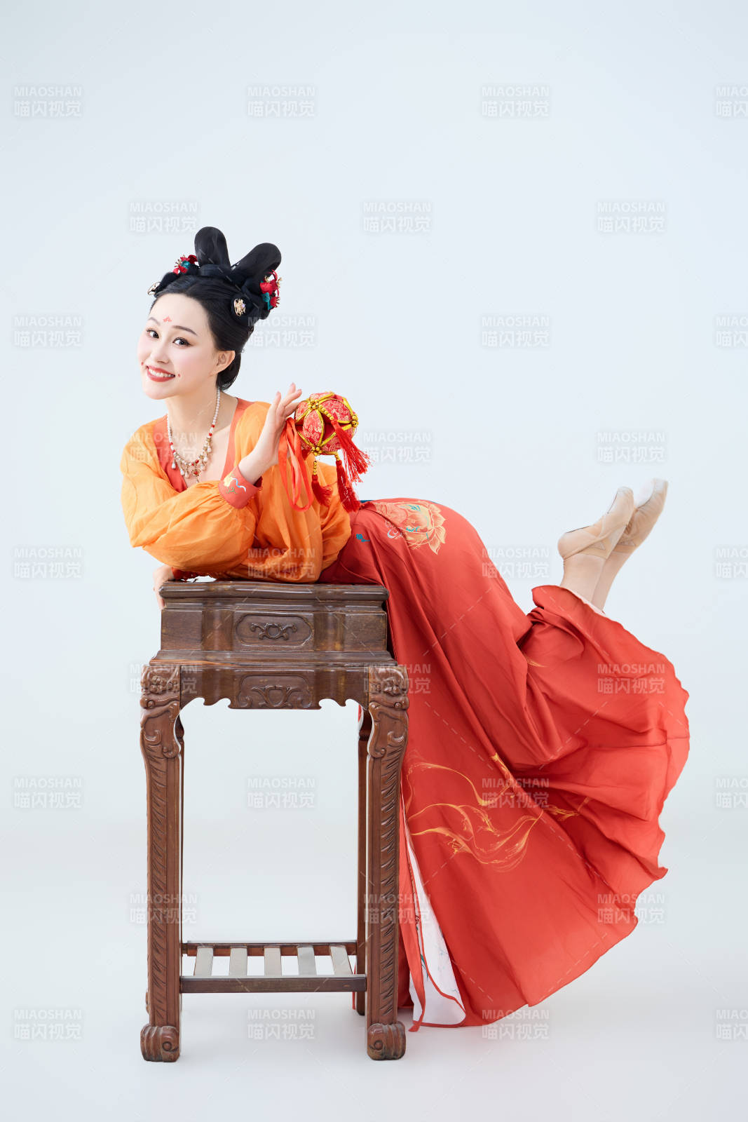 穿着古代唐朝服饰妆造表演古典舞的美丽舞者图片