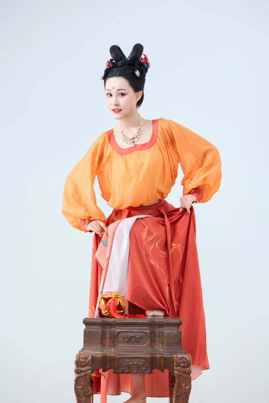 穿着古代唐朝服饰妆造表演古典舞的美丽舞者图片