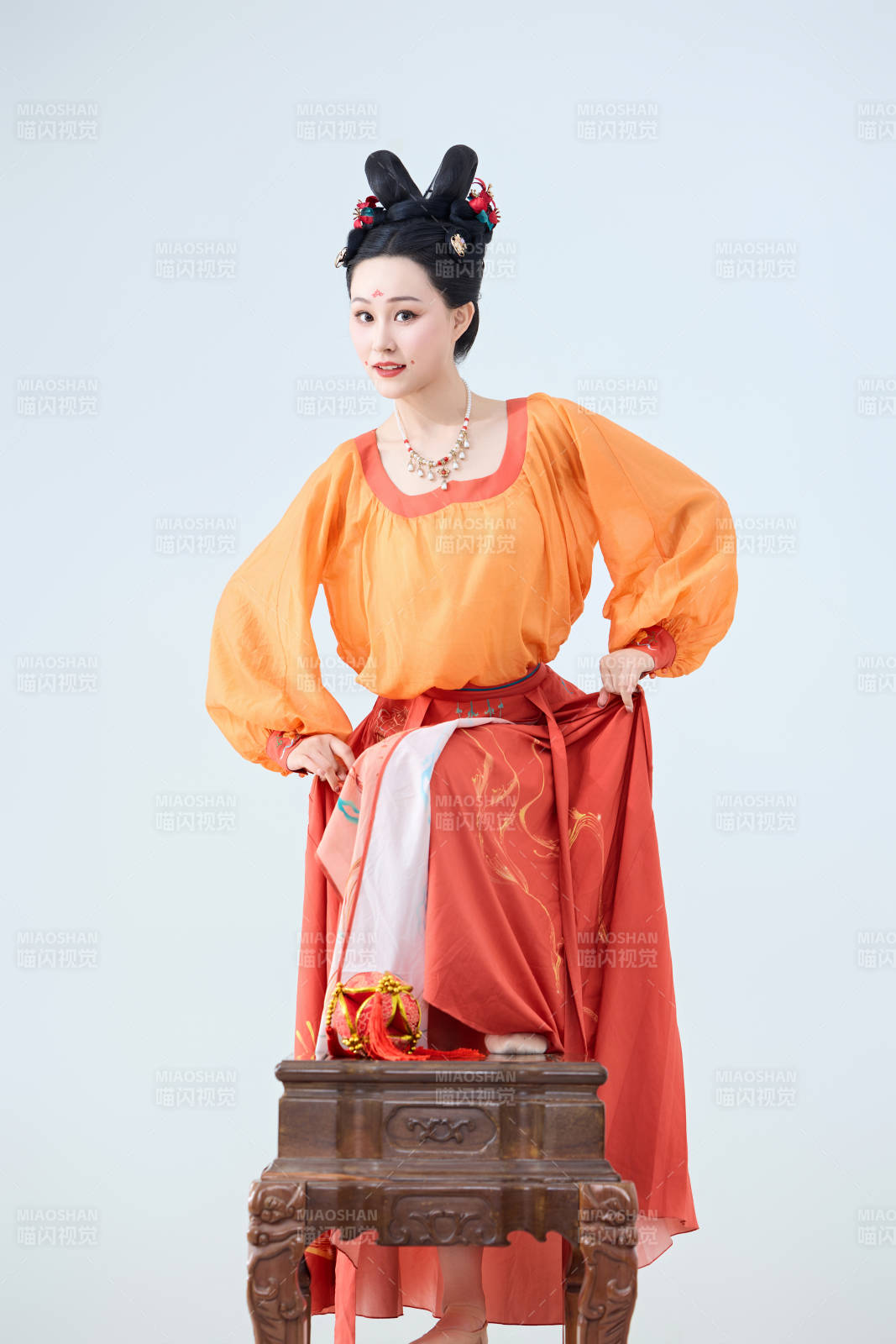 穿着古代唐朝服饰妆造表演古典舞的美丽舞者图片