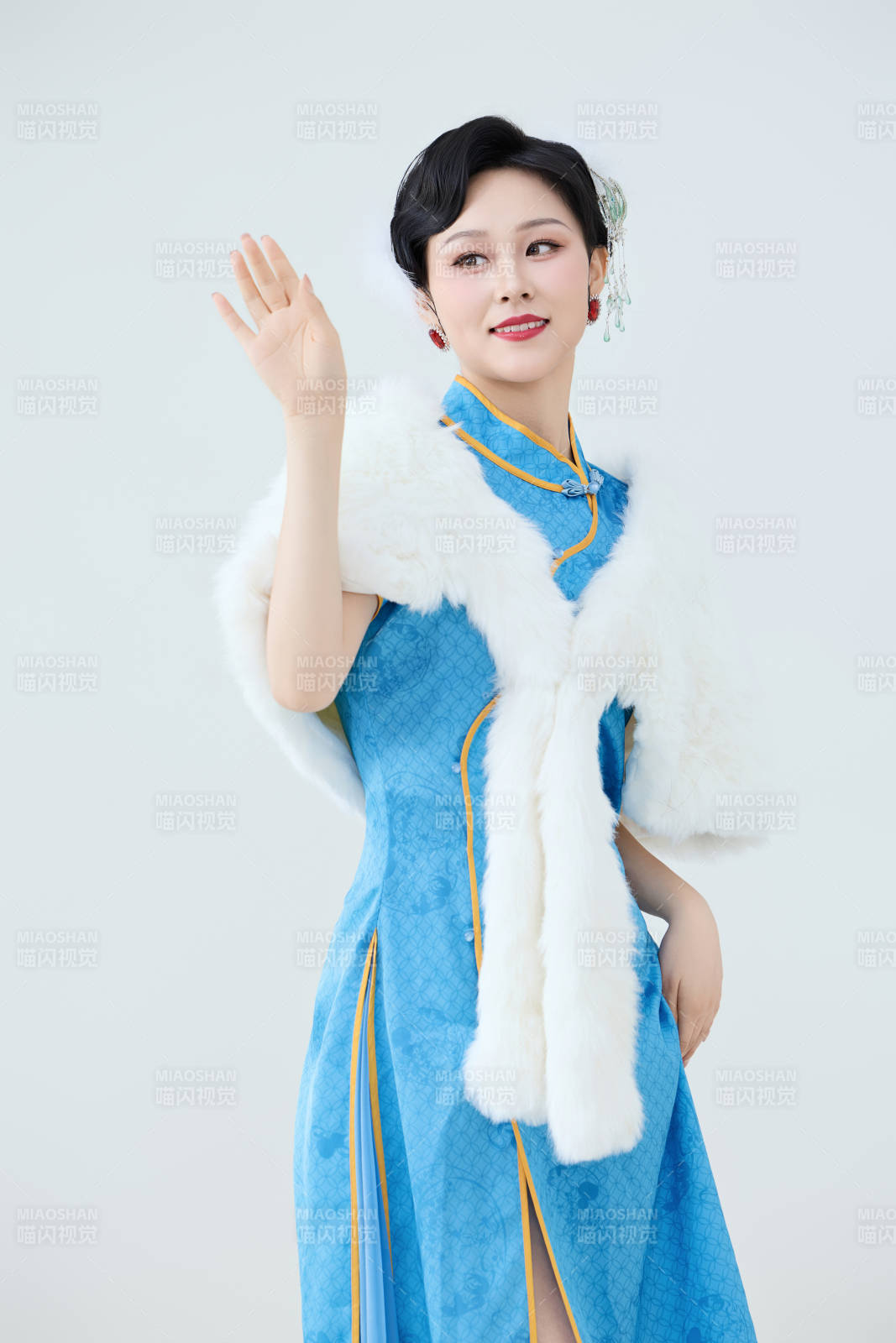 穿着中国中式旗袍表演舞蹈的美丽舞者图片