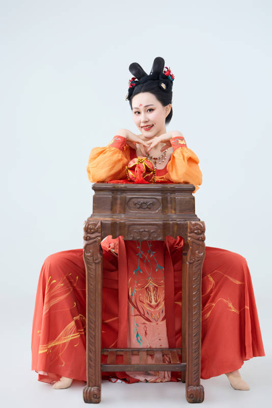 穿着古代唐朝服饰妆造表演古典舞的美丽舞者图片