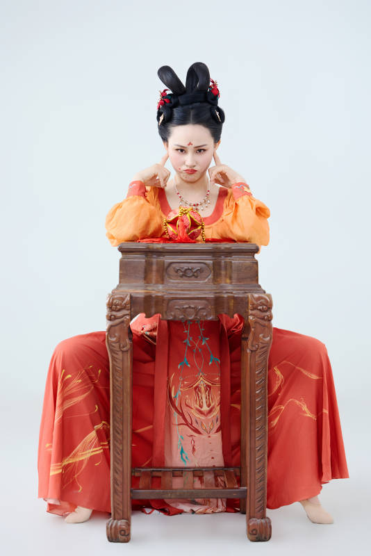 穿着古代唐朝服饰妆造表演古典舞的美丽舞者图片