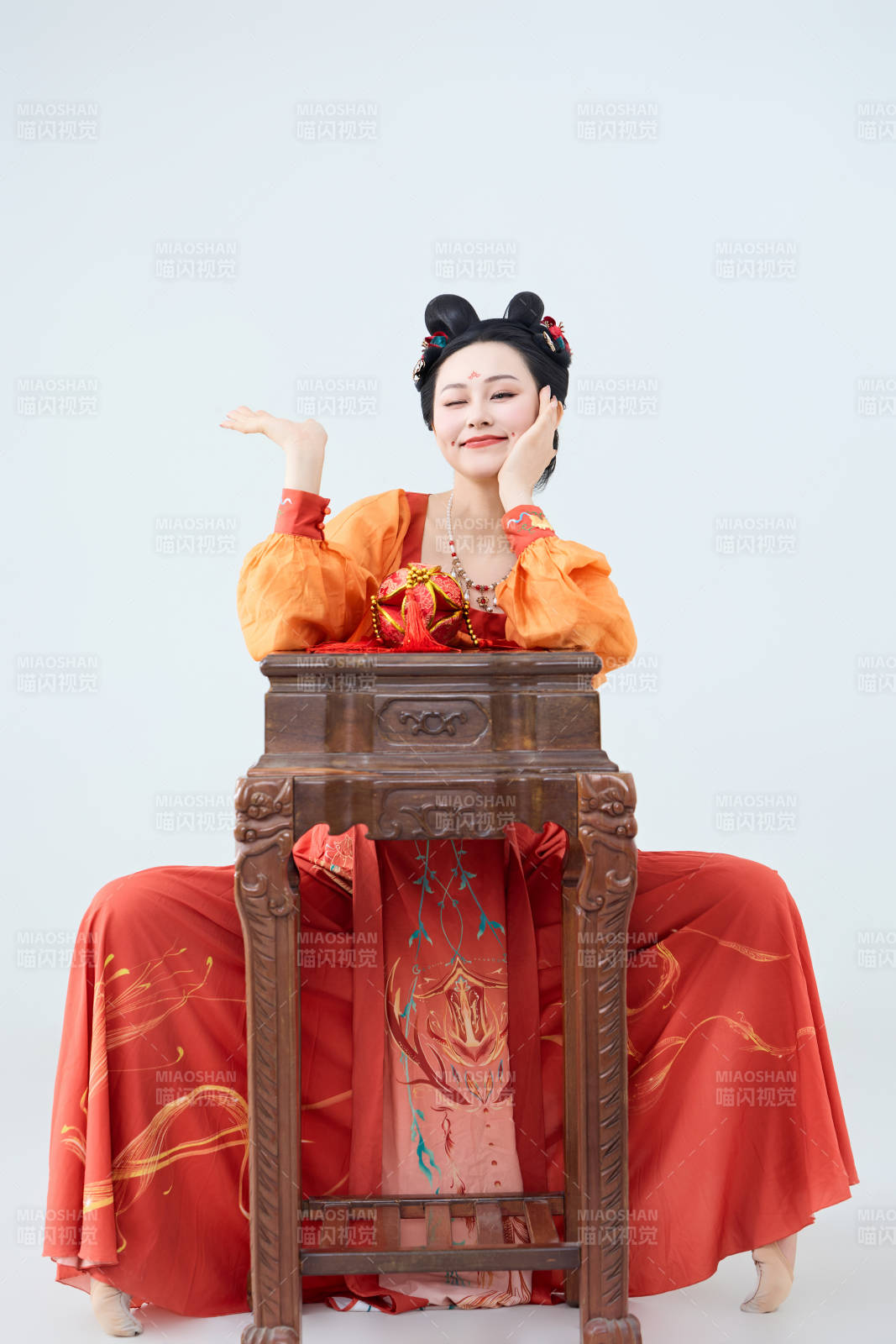 穿着古代唐朝服饰妆造表演古典舞的美丽舞者图片