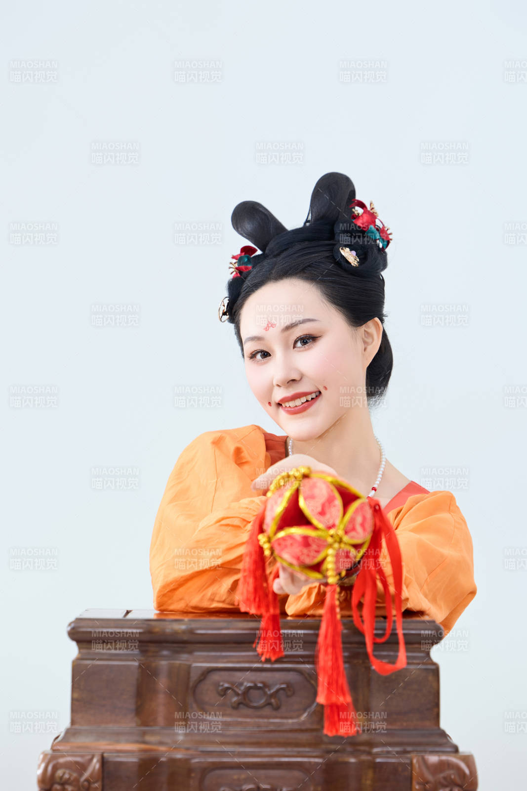 穿着古代唐朝服饰妆造表演古典舞的美丽舞者图片