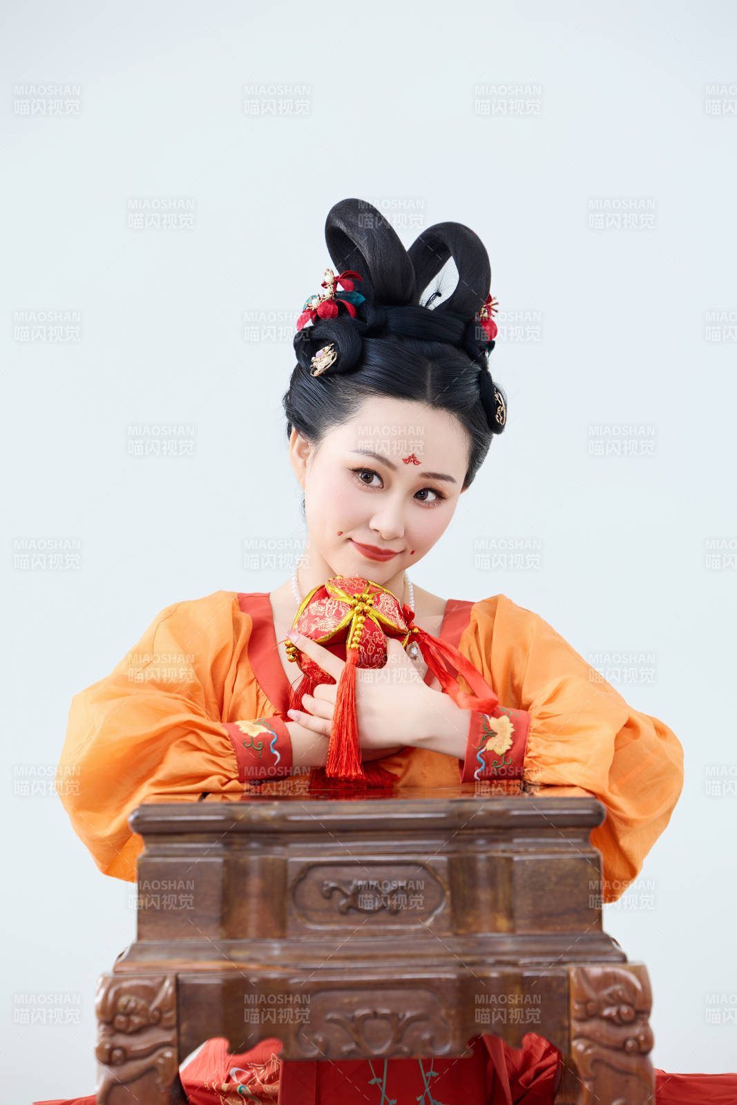 穿着古代唐朝服饰妆造表演古典舞的美丽舞者图片