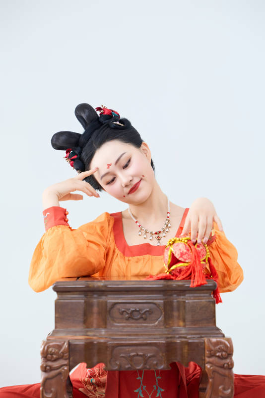 穿着古代唐朝服饰妆造表演古典舞的美丽舞者图片