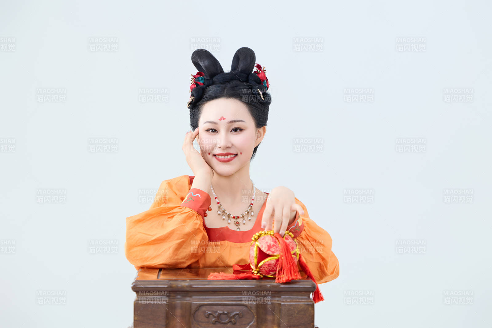 穿着古代唐朝服饰妆造表演古典舞的美丽舞者图片