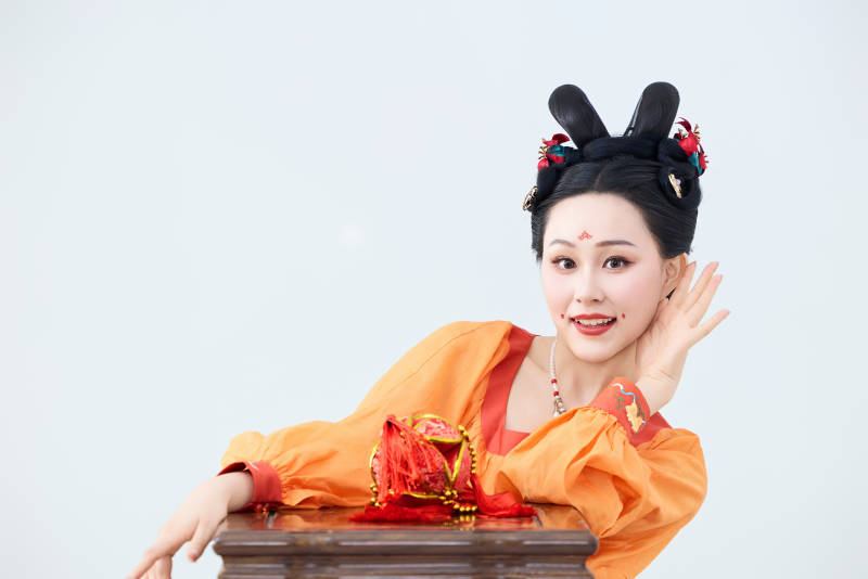 穿着古代唐朝服饰妆造表演古典舞的美丽舞者图片