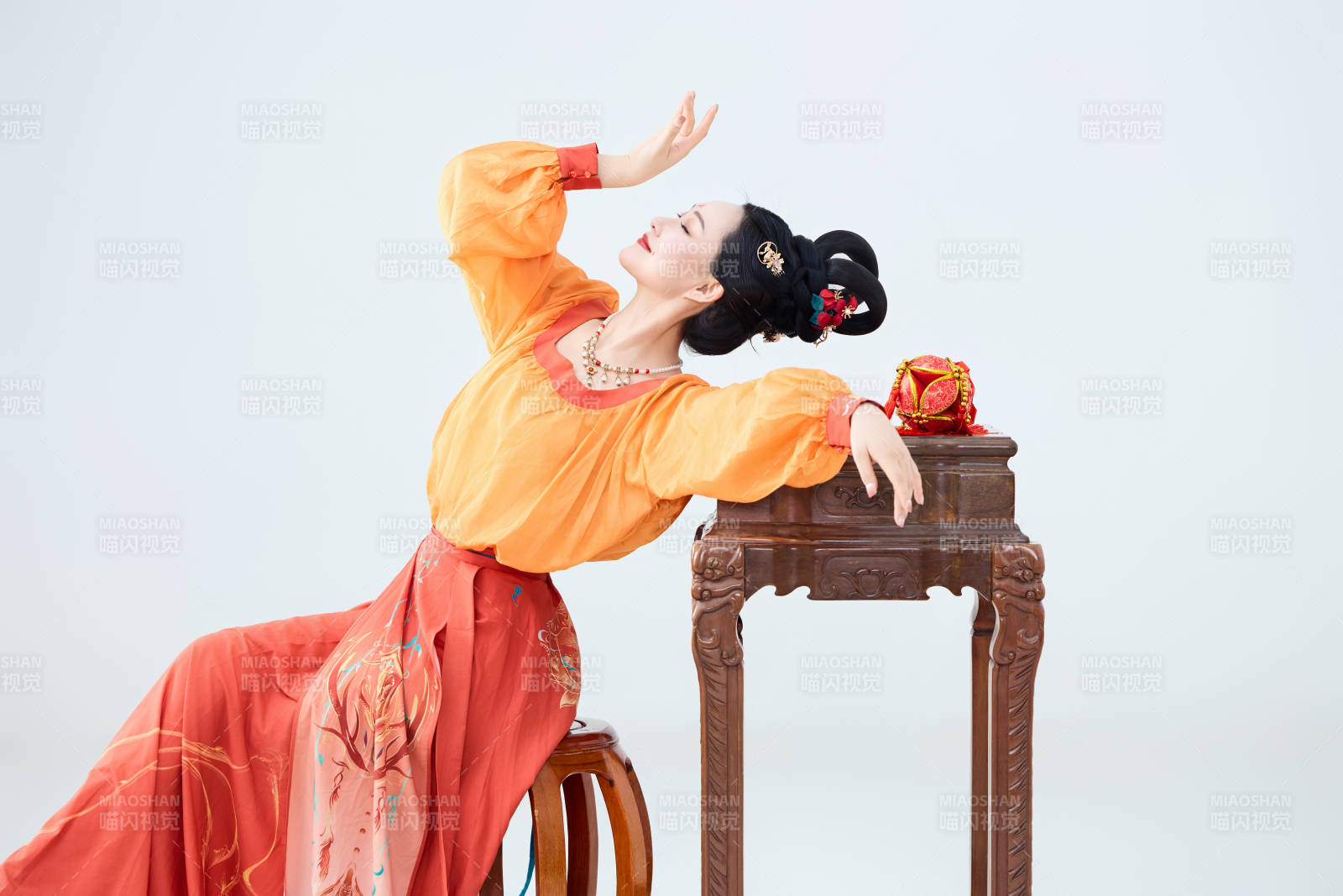 穿着古代唐朝服饰妆造表演古典舞的美丽舞者图片