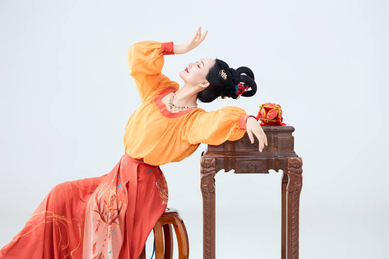 穿着古代唐朝服饰妆造表演古典舞的美丽舞者图片