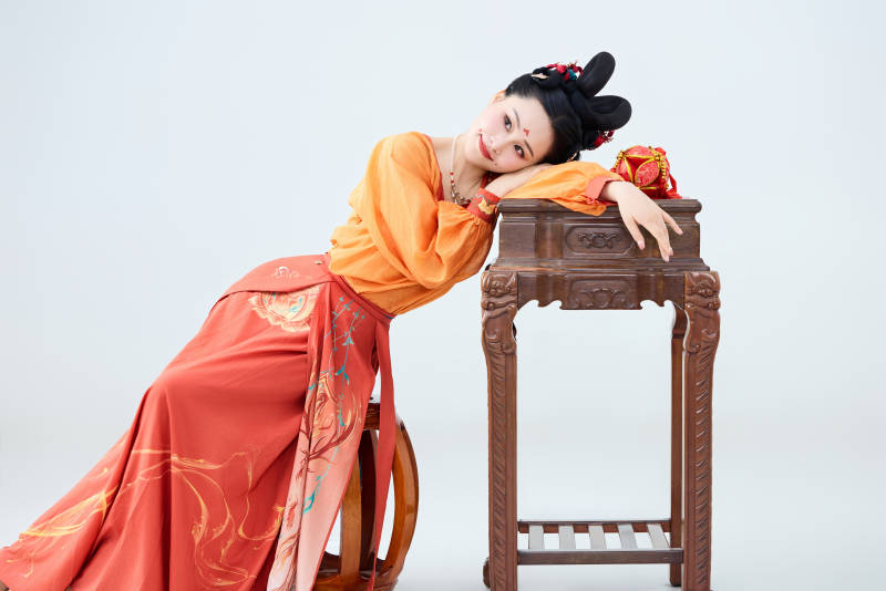 穿着古代唐朝服饰妆造表演古典舞的美丽舞者图片