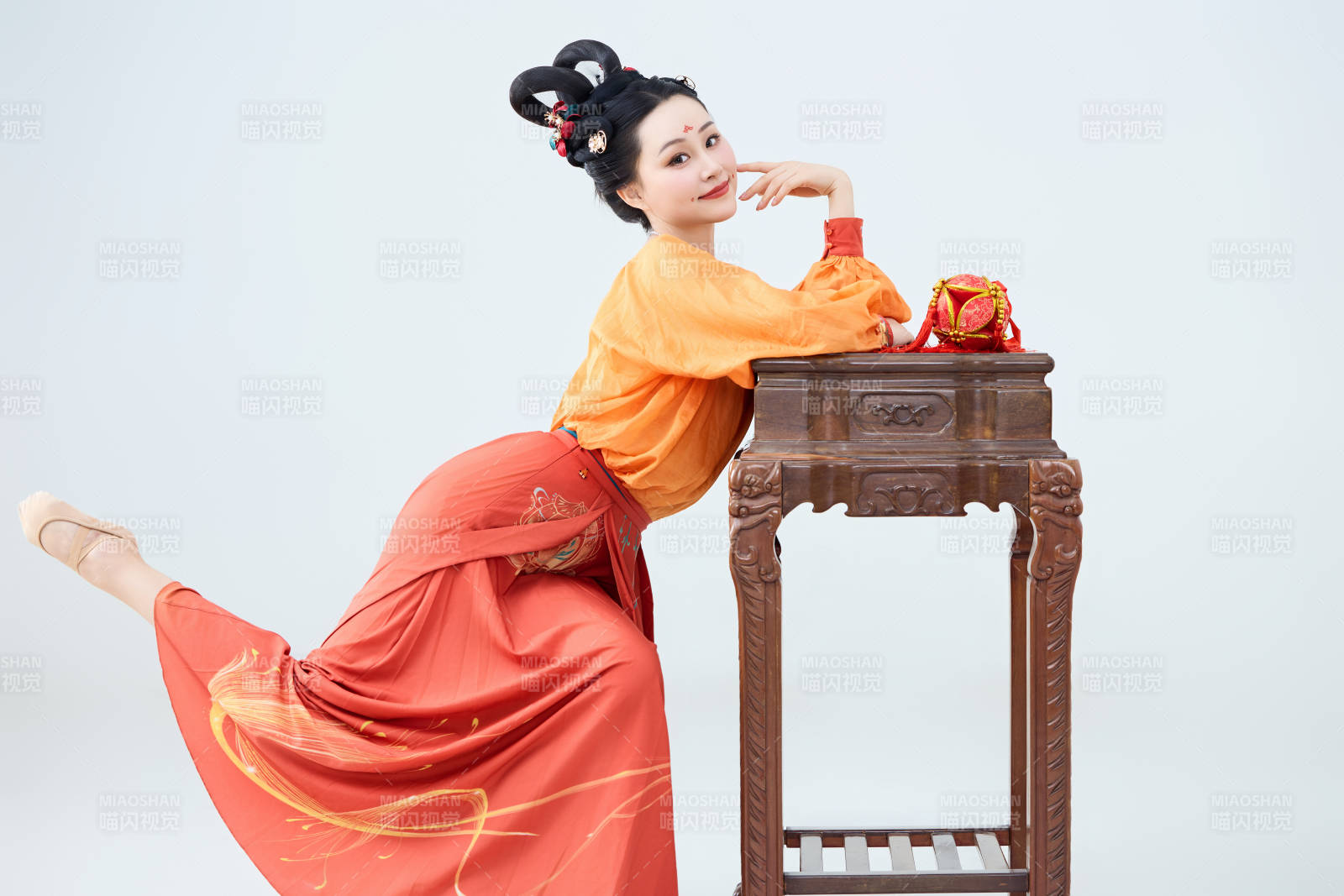 穿着古代唐朝服饰妆造表演古典舞的美丽舞者图片