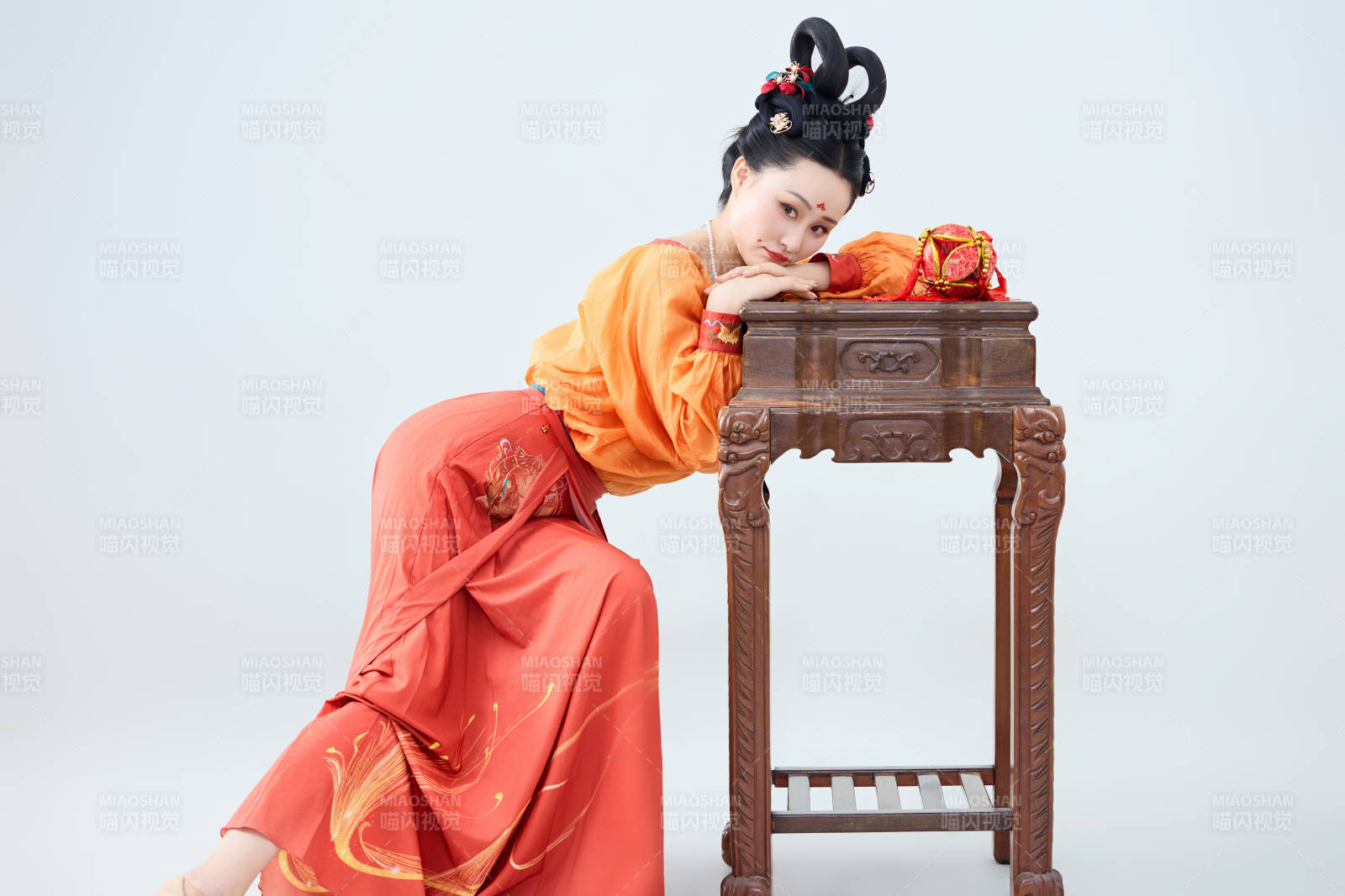 穿着古代唐朝服饰妆造表演古典舞的美丽舞者图片