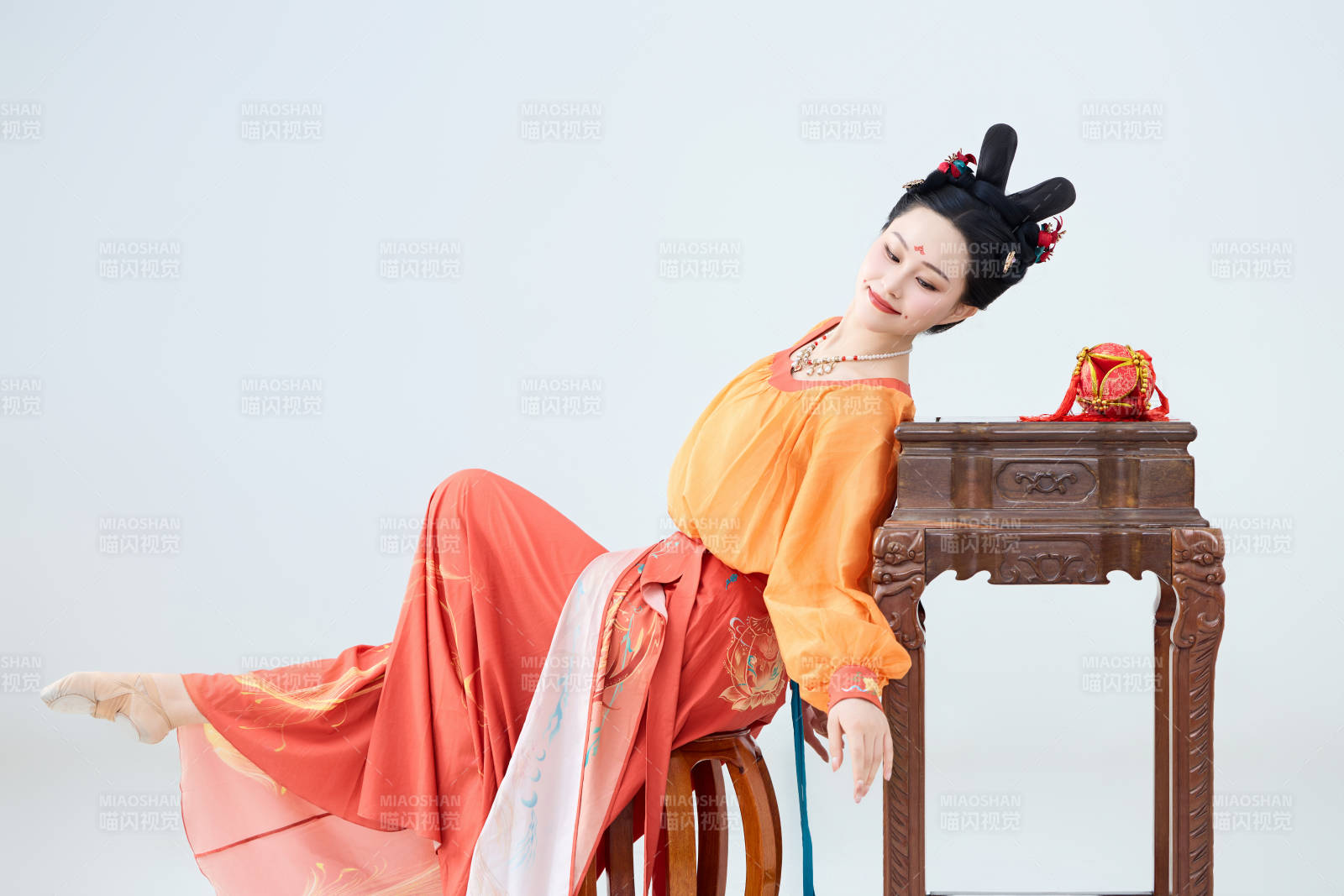 穿着古代唐朝服饰妆造表演古典舞的美丽舞者图片