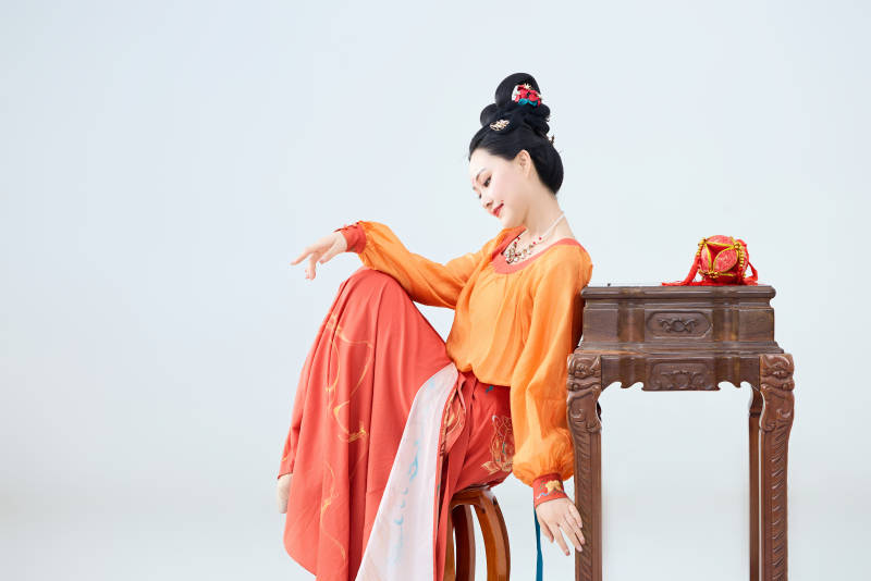 穿着古代唐朝服饰妆造表演古典舞的美丽舞者图片