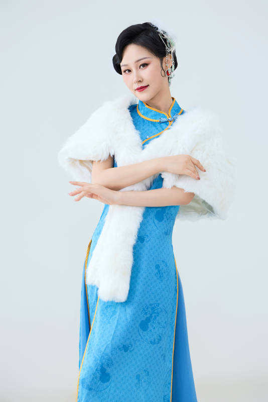 穿着中国中式旗袍表演舞蹈的美丽舞者图片