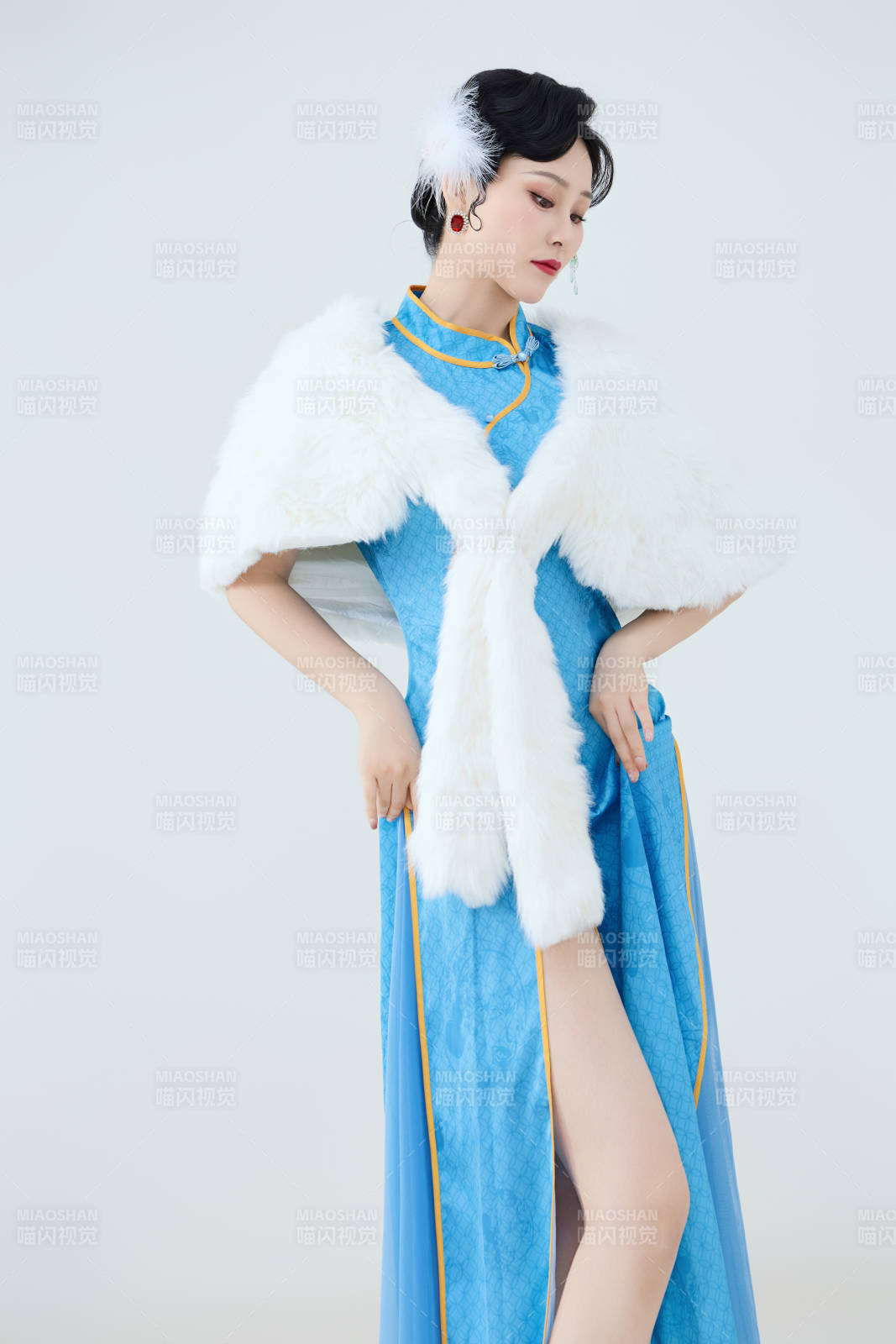 穿着中国中式旗袍表演舞蹈的美丽舞者图片