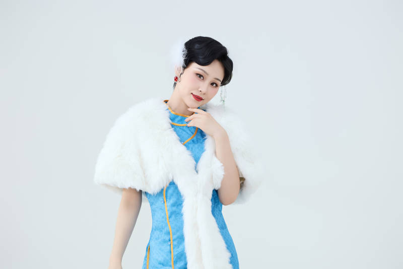 穿着中国中式旗袍表演舞蹈的美丽舞者图片