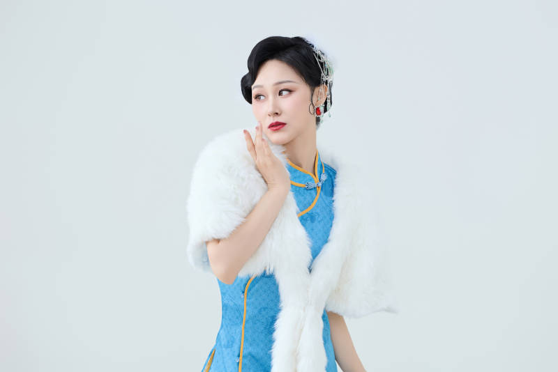 穿着中国中式旗袍表演舞蹈的美丽舞者图片