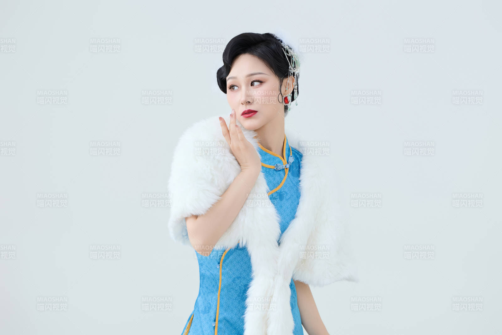 穿着中国中式旗袍表演舞蹈的美丽舞者图片