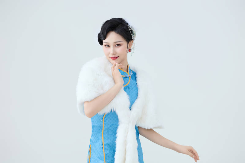 穿着中国中式旗袍表演舞蹈的美丽舞者图片