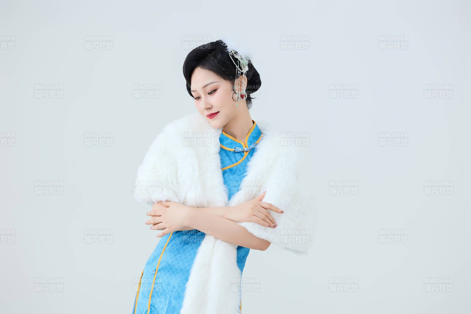 穿着中国中式旗袍表演舞蹈的美丽舞者图片