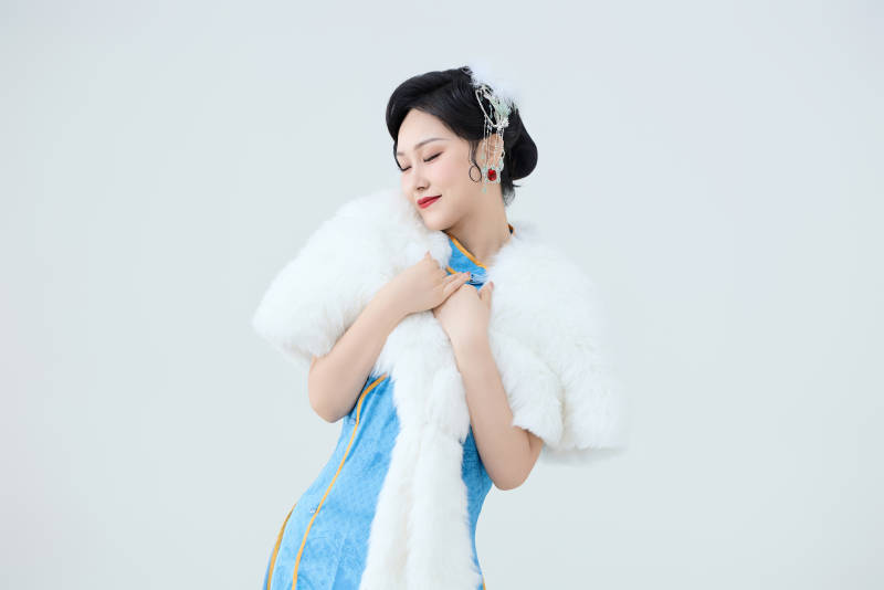 穿着中国中式旗袍表演舞蹈的美丽舞者图片