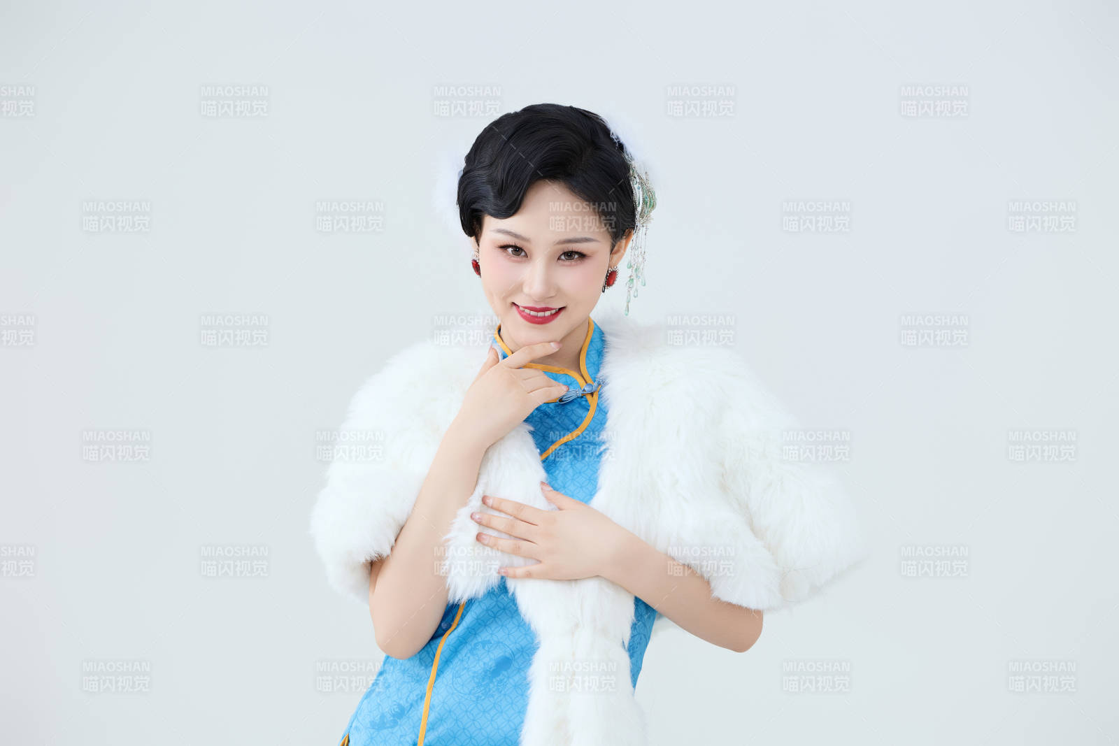 穿着中国中式旗袍表演舞蹈的美丽舞者图片