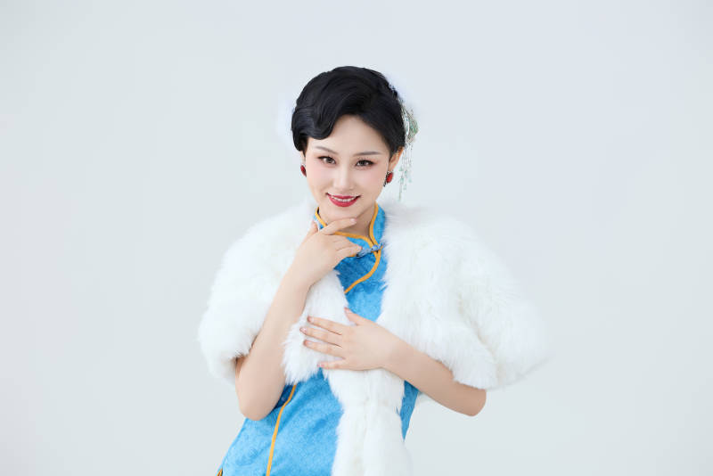 穿着中国中式旗袍表演舞蹈的美丽舞者图片