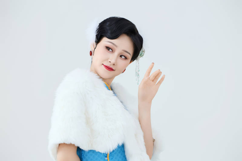 穿着中国中式旗袍表演舞蹈的美丽舞者图片