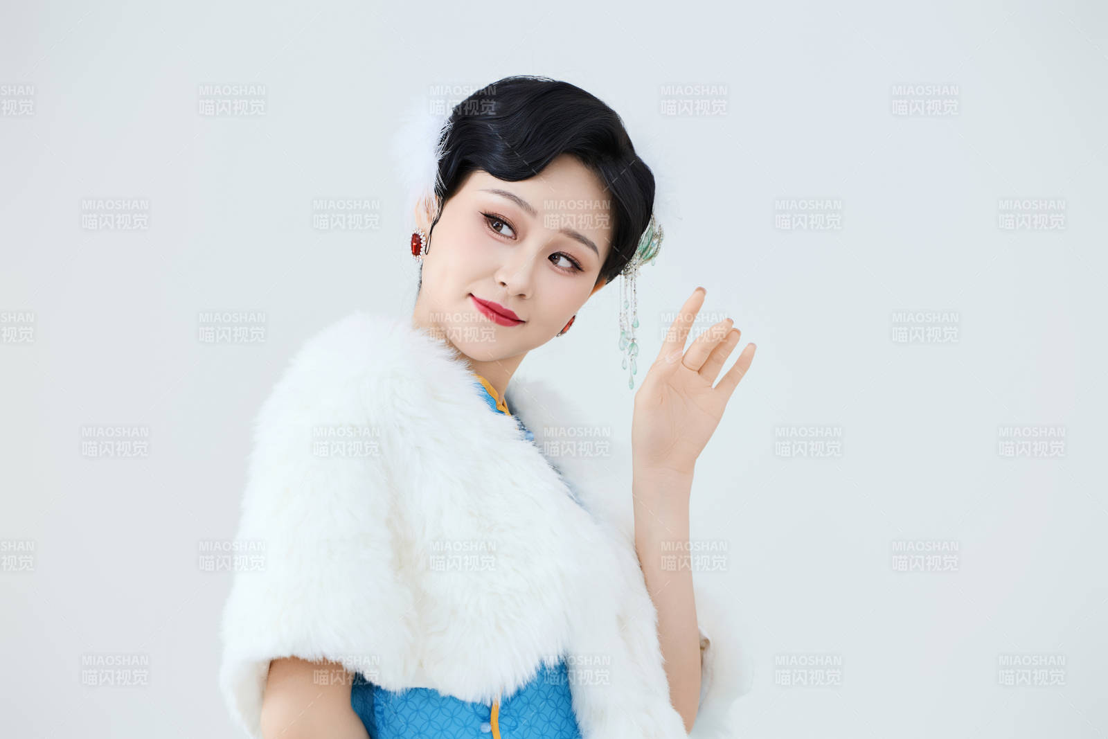 穿着中国中式旗袍表演舞蹈的美丽舞者图片