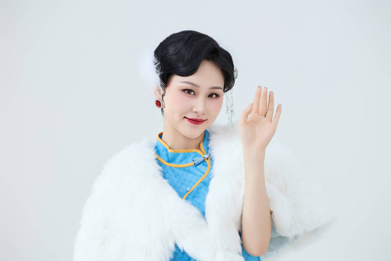 穿着中国中式旗袍表演舞蹈的美丽舞者图片