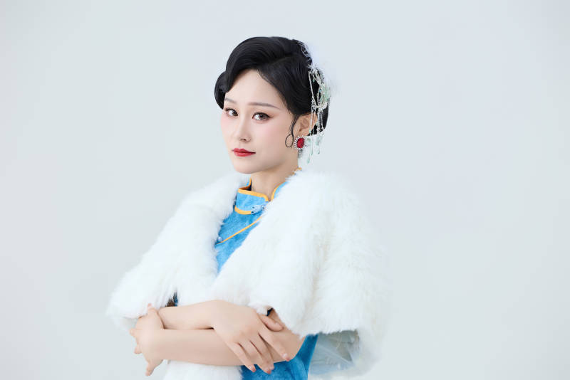 穿着中国中式旗袍表演舞蹈的美丽舞者图片