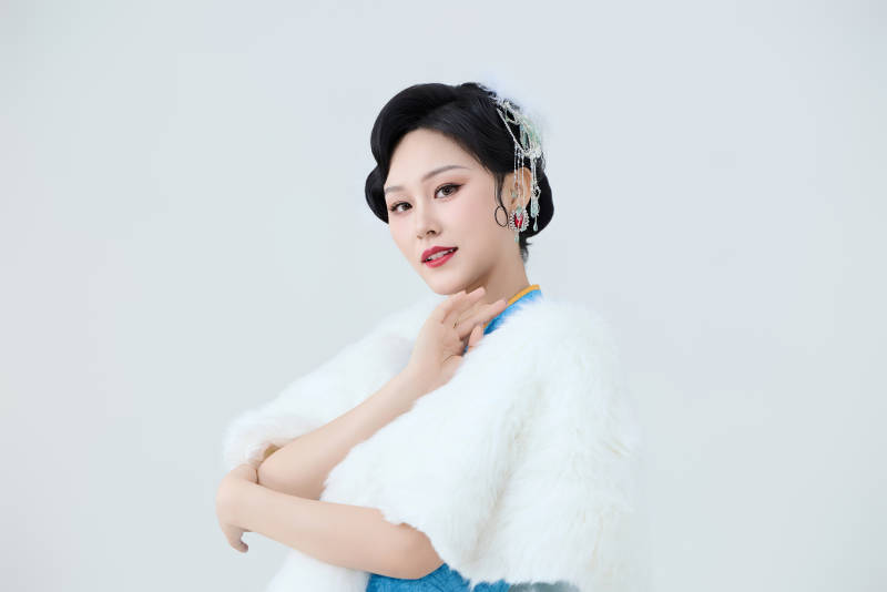 穿着中国中式旗袍表演舞蹈的美丽舞者图片