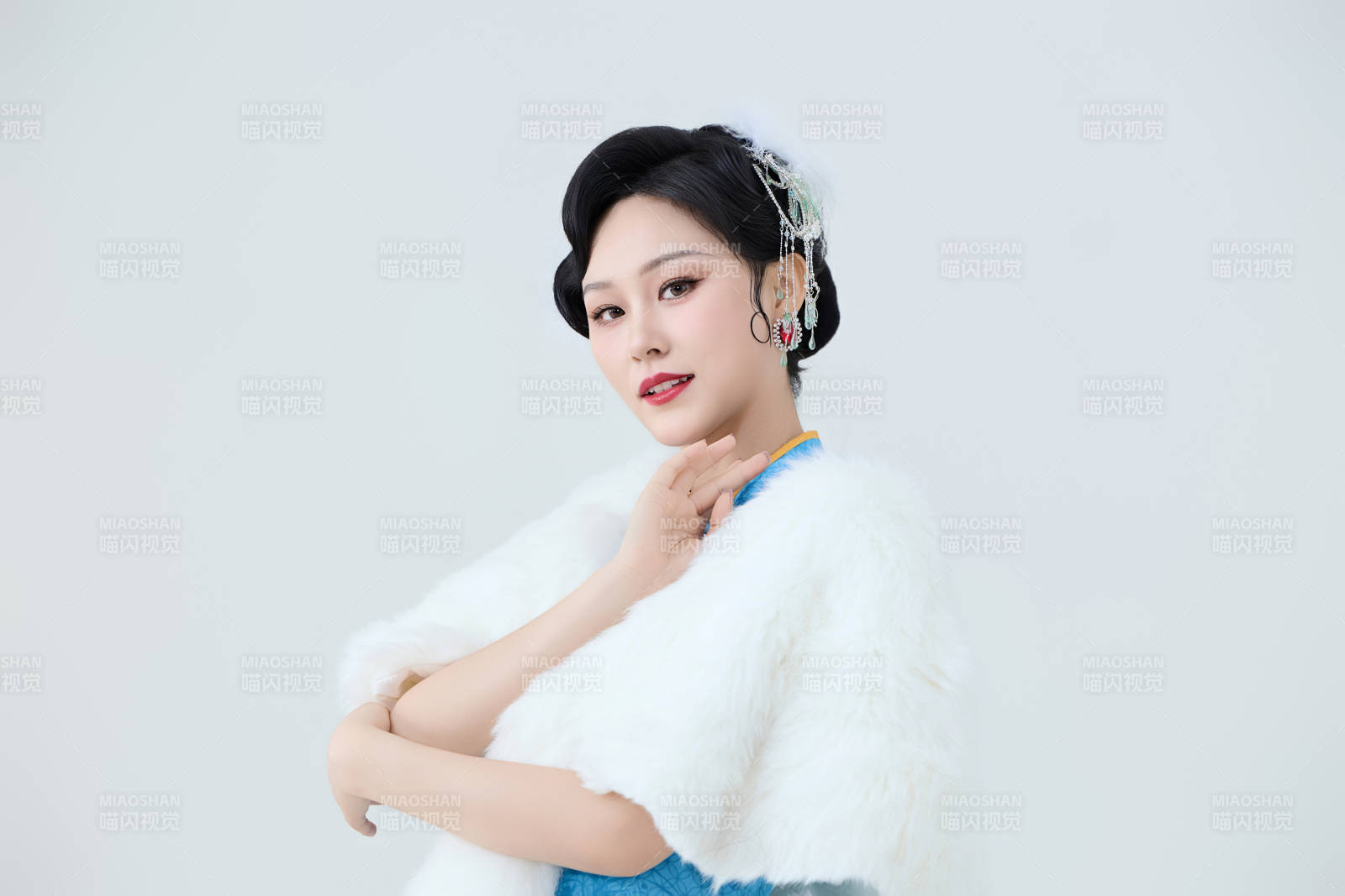 穿着中国中式旗袍表演舞蹈的美丽舞者图片