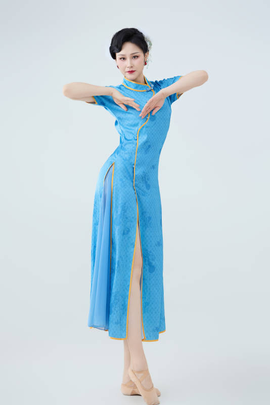 穿着中国中式旗袍表演舞蹈的美丽舞者图片