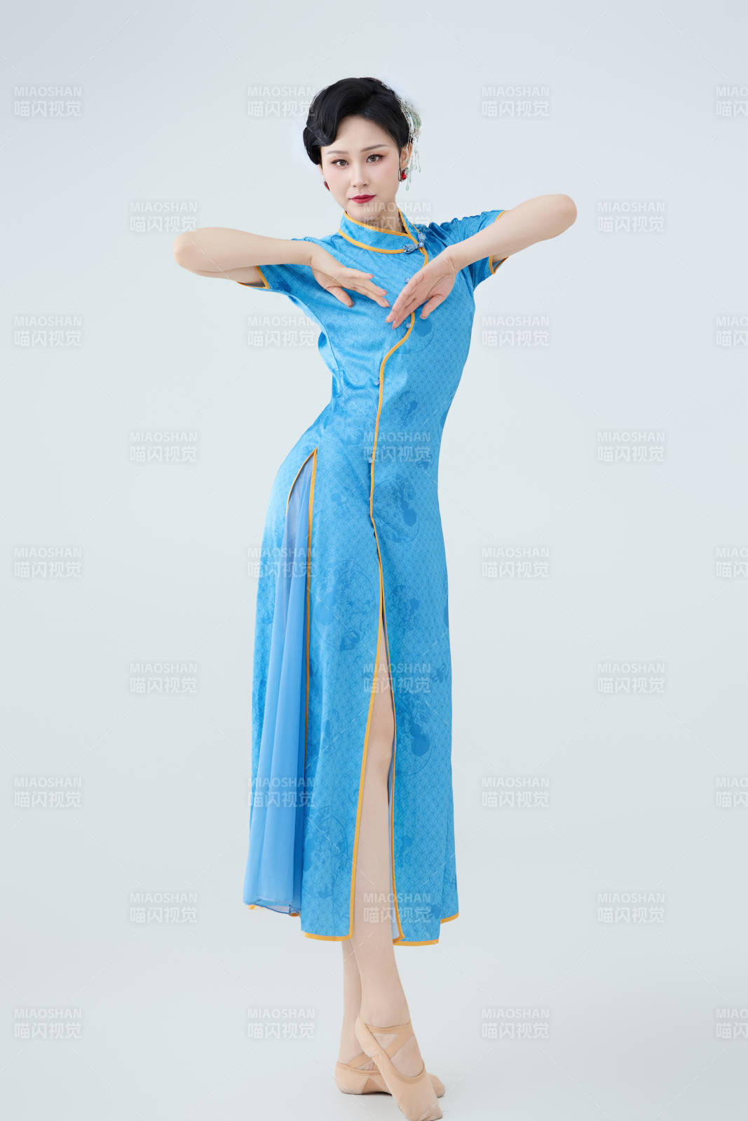 穿着中国中式旗袍表演舞蹈的美丽舞者图片