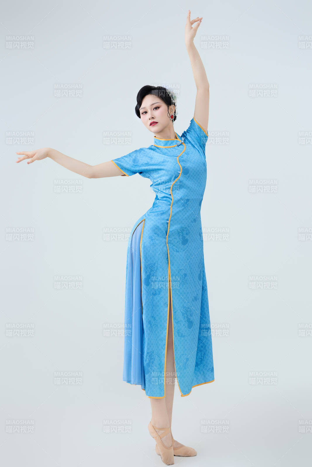 穿着中国中式旗袍表演舞蹈的美丽舞者图片