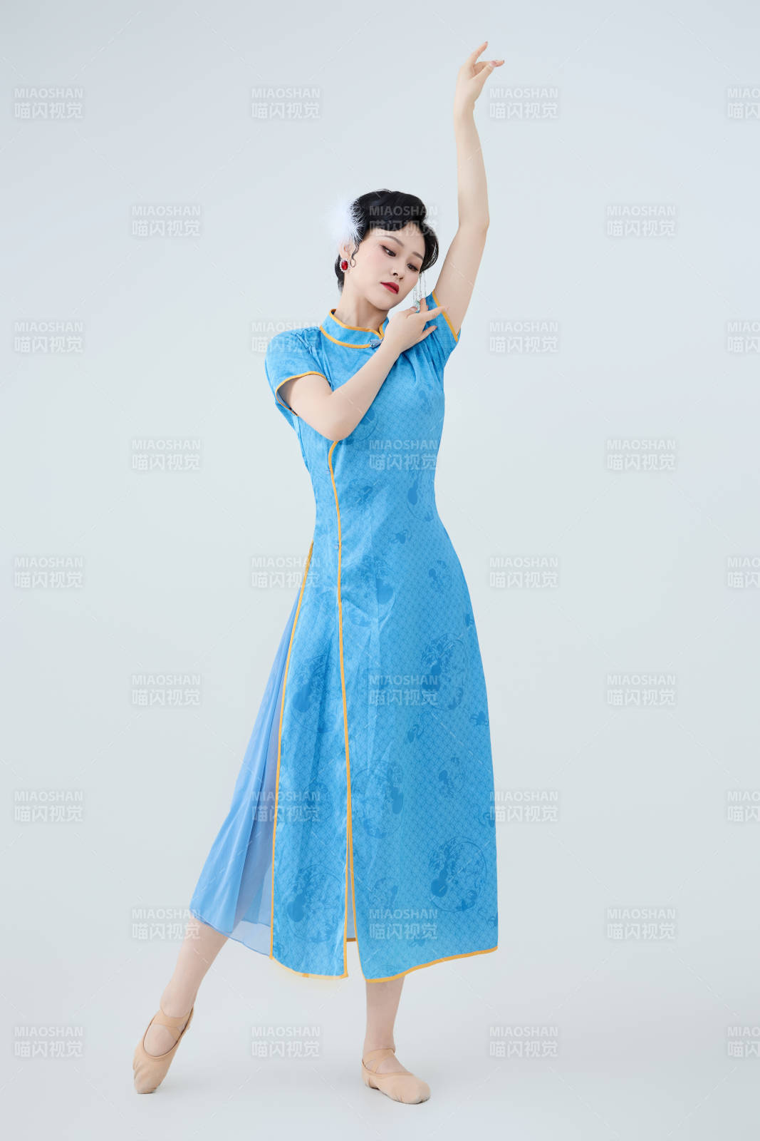 穿着中国中式旗袍表演舞蹈的美丽舞者图片