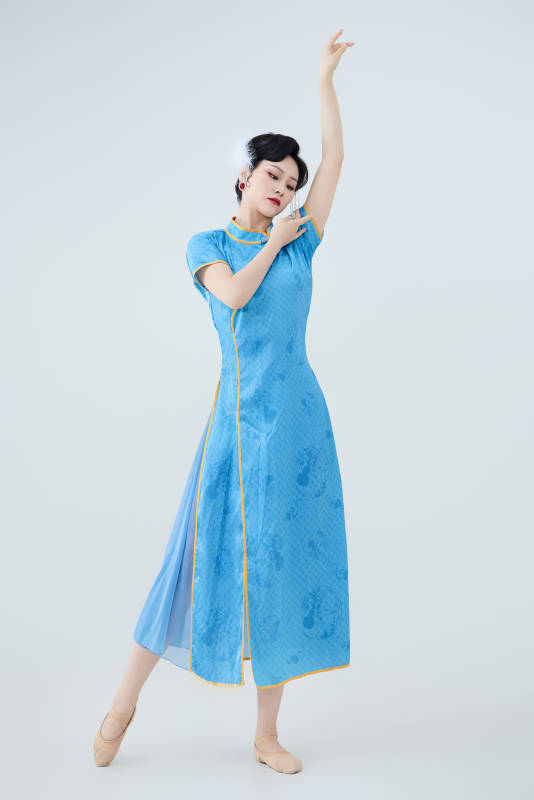 穿着中国中式旗袍表演舞蹈的美丽舞者图片