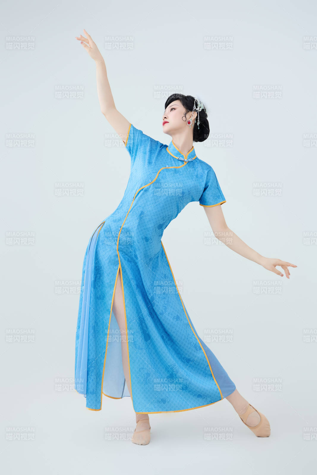 穿着中国中式旗袍表演舞蹈的美丽舞者图片