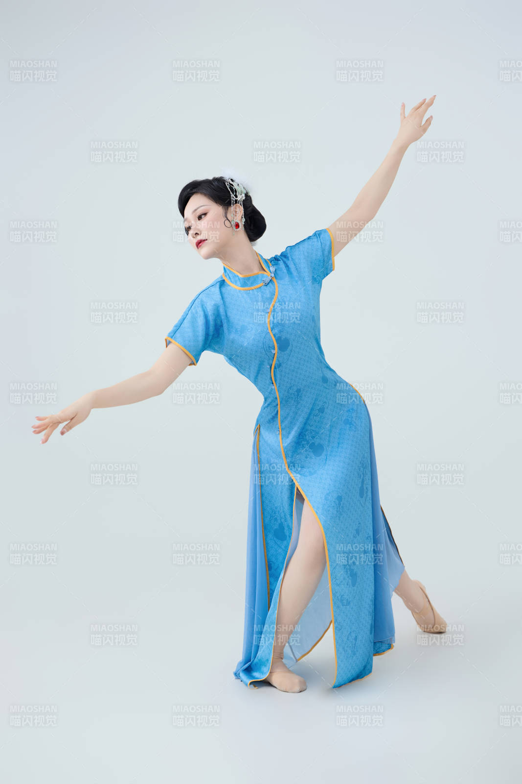 穿着中国中式旗袍表演舞蹈的美丽舞者图片